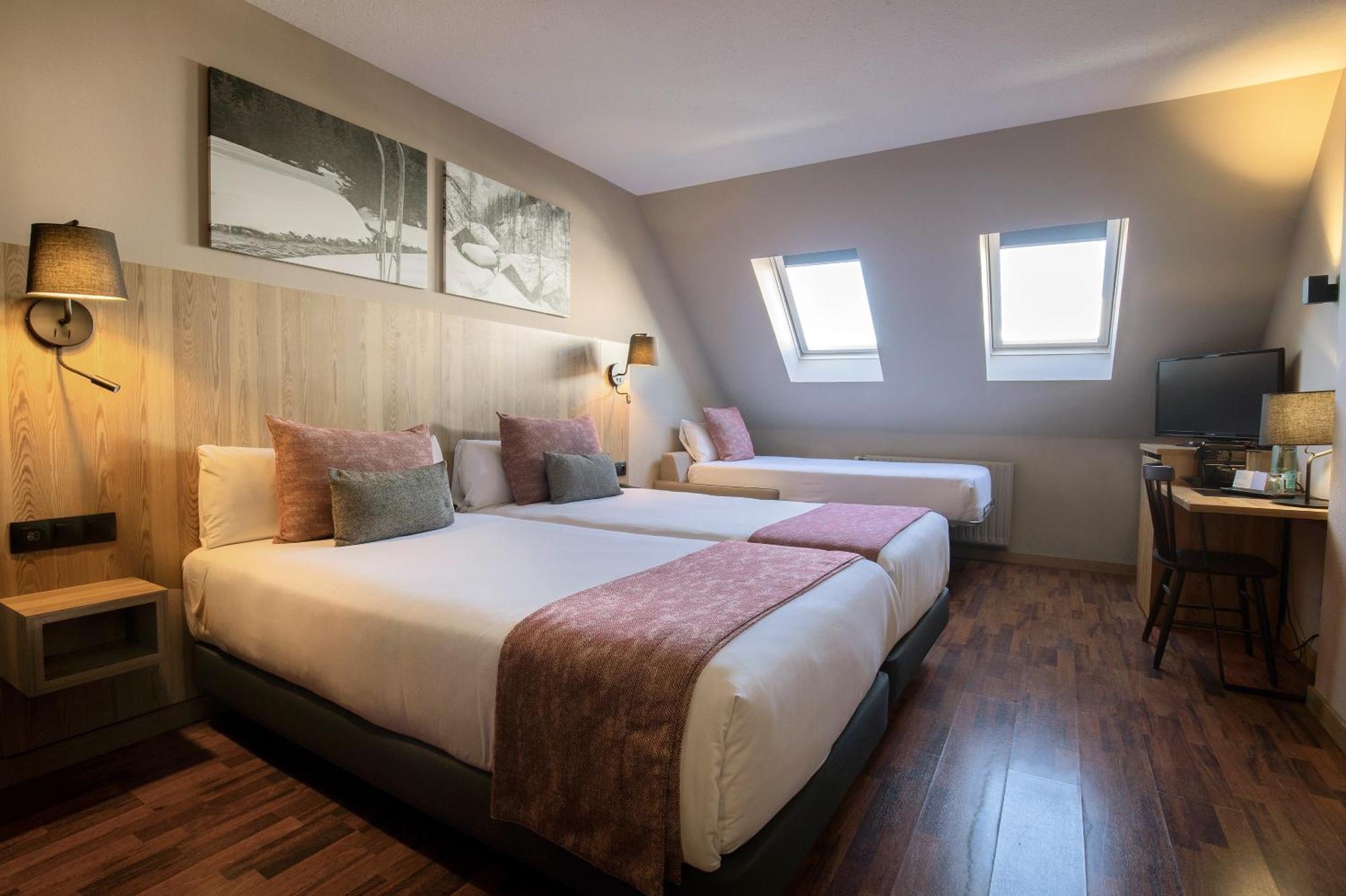Standard Triple Room,1765572229:JPEG